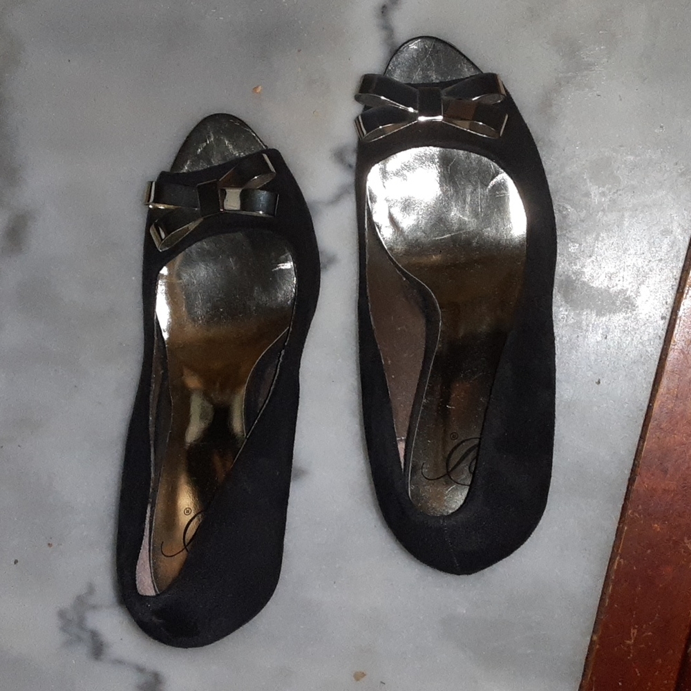 D heart sz 7.5 gold tone bow heels NWOT